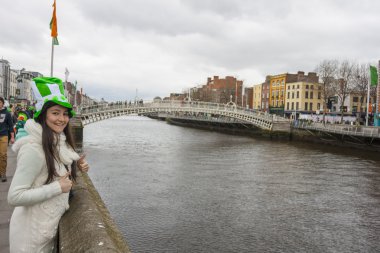 st. patrick's şapka ile genç kadın