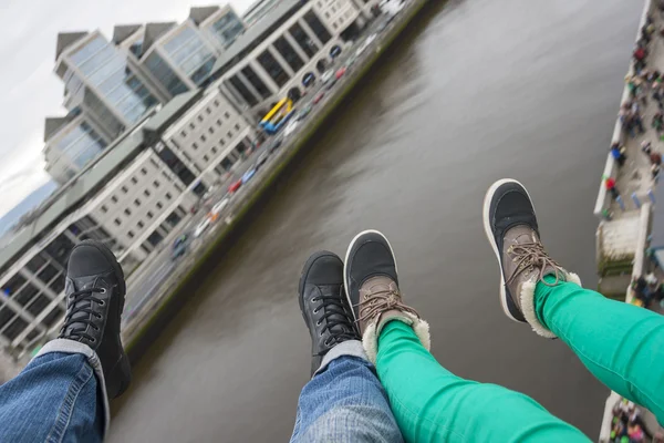 Dos pares de pies sobre Dublín — Foto de Stock