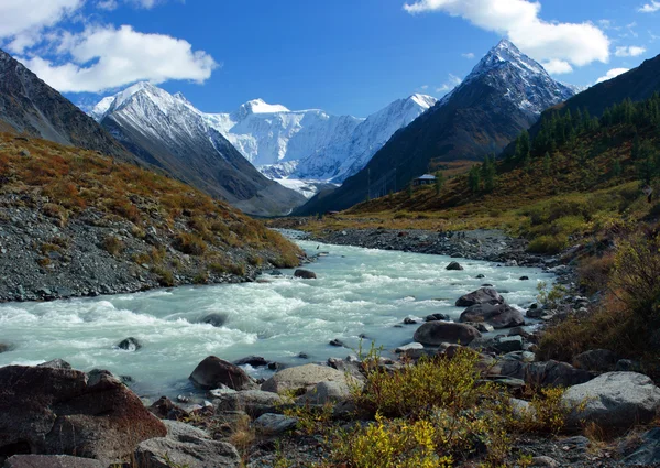 Mountain Altai. O rio Akkem, um tipo na baleia branca — Fotografia de Stock