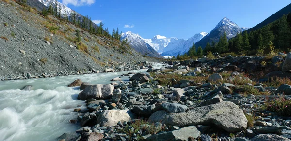 Berg de Altaj. de rivier akkem, een soort op de witte walvis — Stockfoto