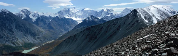 Mountain Altai. Un tipo en la ballena blanca de pasar Karatyurek . — Foto de Stock