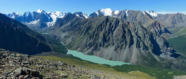 Berg de Altaj. Lake shavlinskoe. — Stockfoto