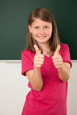 erkek öğrenci başparmak kadar tutar