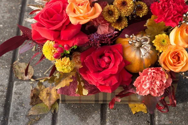 Red Orange Yellow Autumn Bouquet Pink Rose Flowers Fall Leaves — Stock Photo, Image