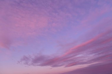 Dramatik gün doğumu, gün batımı pembe menekşe mavi gökyüzü bulutlu arka plan desenli