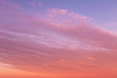 Dramatik, yumuşak gün doğumu, gün batımı pembe, turuncu, mavi gökyüzü, bulutların arka plan deseni.