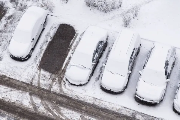 Prima Neve Auto Sotto Neve Parcheggio Dopo Bufera Neve Nevicate — Foto Stock