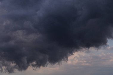 Koyu gri kümülüs yağmur bulutları arka plan dokusu, gök gürültülü fırtına