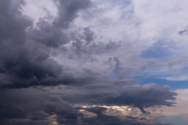 Épico Tempestade Dramática Céu Com Cinza Escuro Preto Cumulus Nuvens — Fotografia de Stock