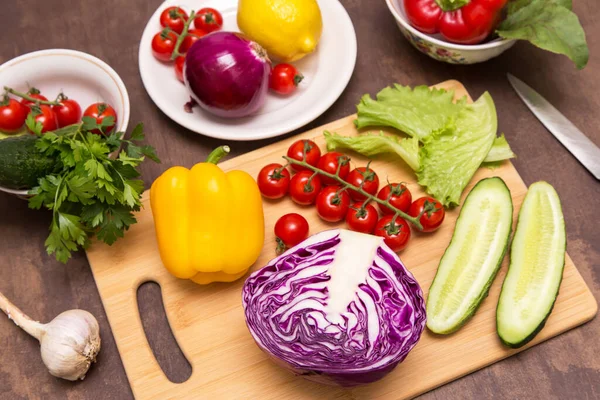 Verschillende Groenten Voor Het Koken Van Gezonde Voeding Houten Bord — Stockfoto