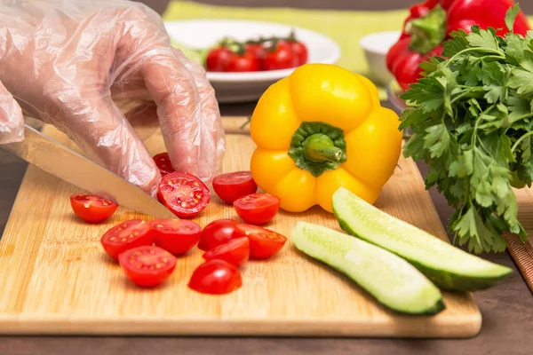 야채를 요리하기 야채들 토마토를 잘게자르는 셀로판 장갑을 주방장의 — 스톡 사진