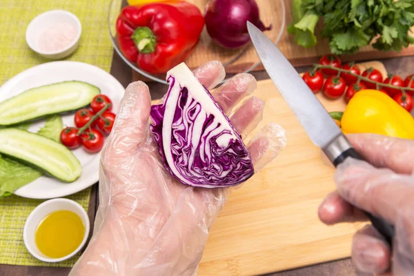 채식주의자 샐러드를 요리하기 야채들이 있습니다 양배추를 자르는 셀로판 장갑을 주방장의 — 스톡 사진