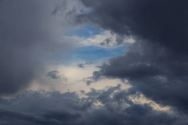 Episk Dramatisk Storm Himmel Mörkgrå Fluffig Cumulus Moln Bakgrund Konsistens — Stockfoto