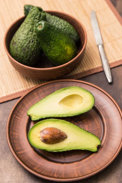 Ripe Green Avocado Clay Plate Closeup Avocado Cut Half Stone — Stockfoto