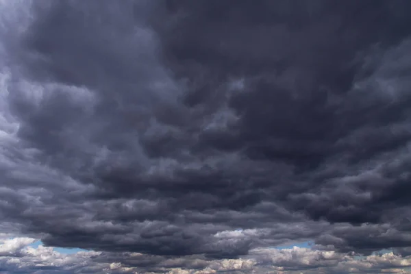 Épico Céu Tempestade Com Muitos Cúmulo Cinza Escuro Nuvens Chuvosas — Fotografia de Stock