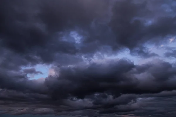 Episk Dramatisk Storm Mörkgrå Cumulus Regn Moln Mot Blå Himmel — Stockfoto