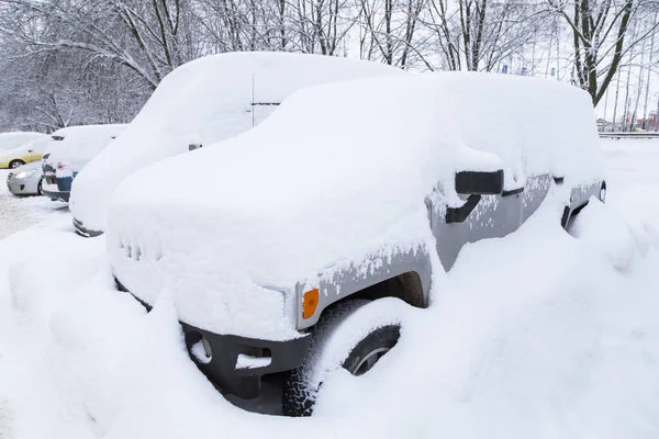 Molte Auto Sul Parcheggio Coperto Neve Cumulo Neve Dopo Nevicate — Foto Stock