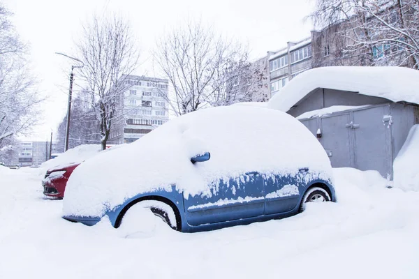 Blue Car Snow Parked Winter Town Street Heavy Snowfall — Stock Photo, Image