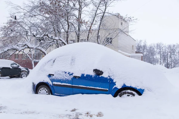 Blue Car Covered Snow Winter Town Street Snowfall — Stock Photo, Image