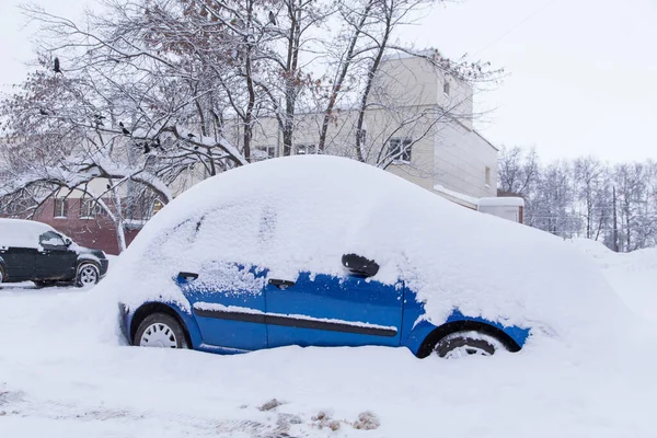 Μπλε Αυτοκίνητο Καλύπτονται Χιόνι Στο Δρόμο Της Χειμερινής Πόλης Μετά Φωτογραφία Αρχείου