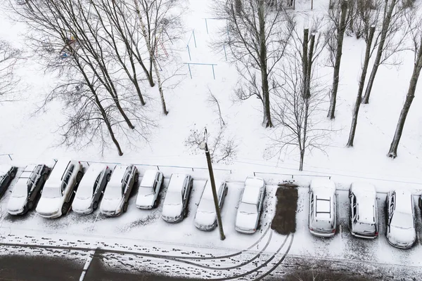 Auto Coperte Prima Neve Parcheggio Dopo Nevicate — Foto Stock