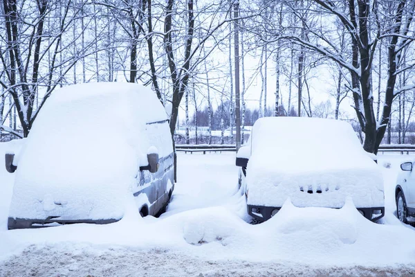 Auto Parcheggio Innevato Coperto Cumulo Neve Dopo Nevicate Bufera Neve — Foto Stock