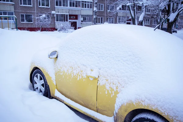 Yellow Car Covered Snow Winter Town Street Snowfall — Stock Photo, Image