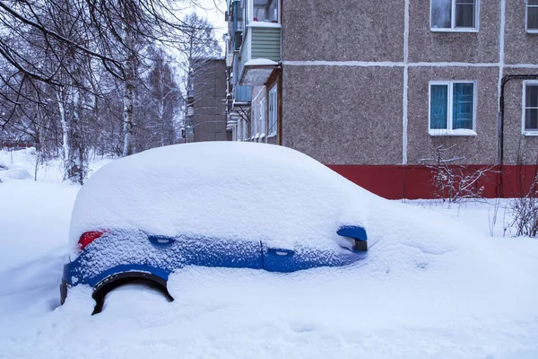Голубая Машина Снегом Припаркована Улице Зимнего Города После Сильного Снегопада — стоковое фото