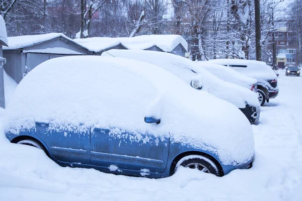 Auto Parcheggio Innevato Coperto Cumulo Neve Dopo Nevicate Bufera Neve — Foto Stock