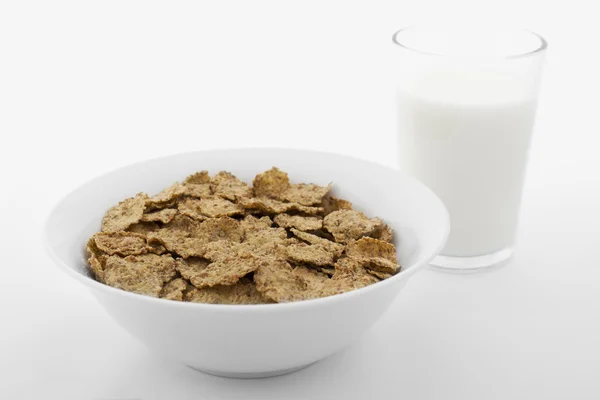 Cereales y vaso de leche —  Fotos de Stock