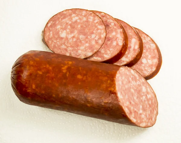 La saucisse coupée en tranches — Photo