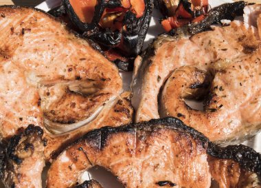 bir kafes üzerinde Norveç alabalık