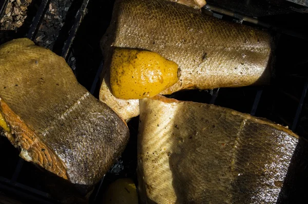 Norský pstruh v kůlně kouření — Stock fotografie