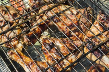 kömürlerin üzerinde kızarmış tavuk