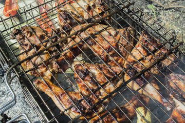 kömürlerin üzerinde kızarmış tavuk