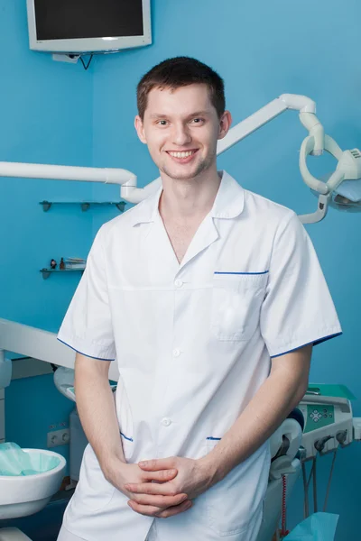 Un homme dentiste dans le bureau — Photo