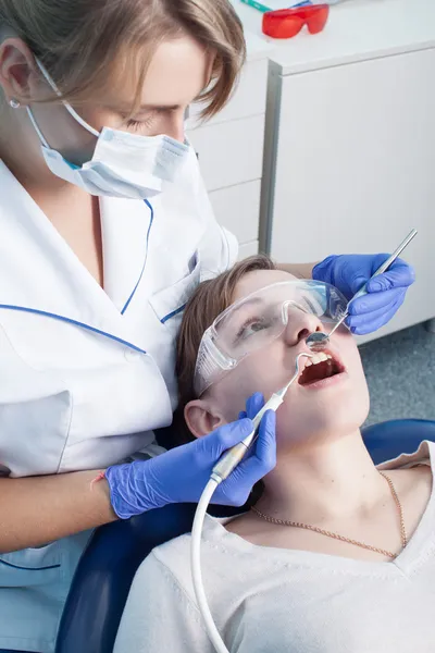 Dentysta i pacjent — Zdjęcie stockowe