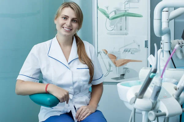 kadın dişçi ofisinde