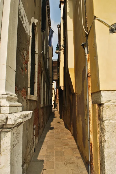 Kis, szűk utcában áll Velence — Stock Fotó