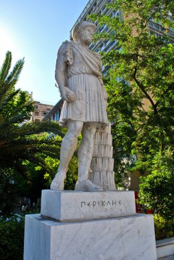 Atina'da Hechtspezialist heykeli