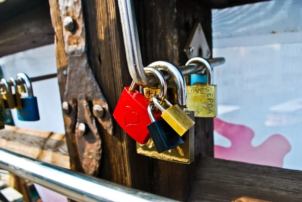 bir köprü sevginin sembolü olarak kilitler