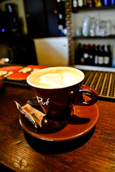 Bir fincan cappuccino kahve.