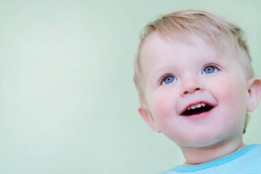 Neşeli çocuk. Sevimli bebek. Dişlerini fırçala. Kopya alanı - çocuk ağız temizliği kavramı, bakım, dişçilik, dişçilik, güzel gülümseme, neşe
