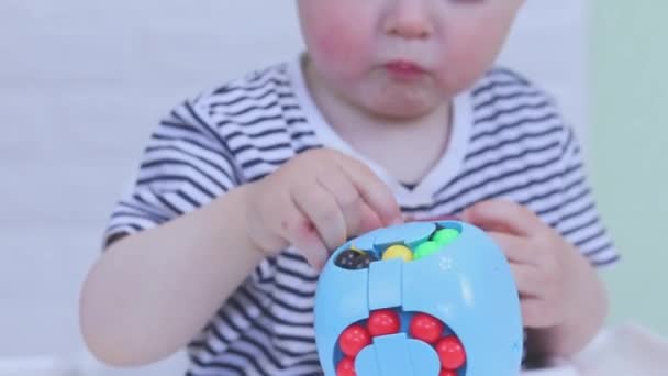 Babys vingers en anti-stress Spinner Cube puzzelspeeltje met ballen. Bordspel. Kopieerruimte - het concept van vroege ontwikkeling, intelligentie, fijne motoriek, kindervrije tijd, entertainment — Stockvideo