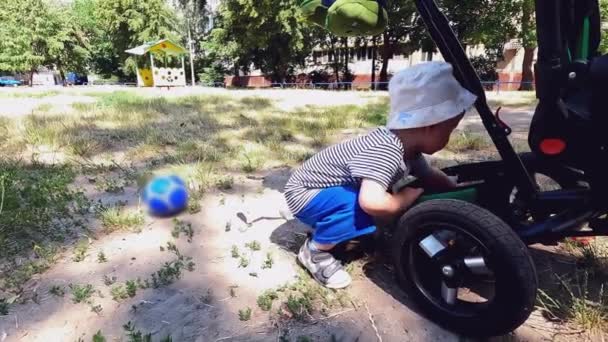Child Throws Things Out Stroller Park Charming Baby Looking Toy — 图库视频影像