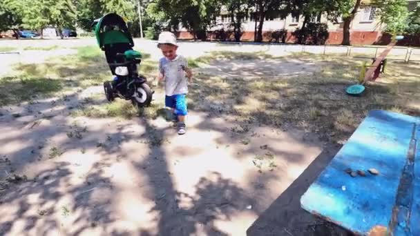 Volunteer Child Puts Away Plastic Trash Can Park Stop Plastic — ストック動画