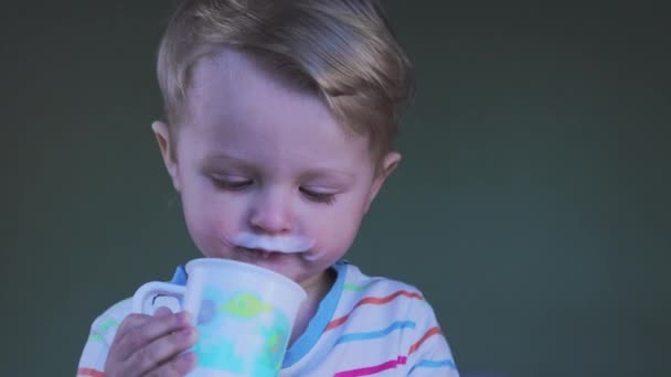 Маленький Мальчик Пьет Йогуртовое Молоко Кефир Облизывает Губы Счастливый Ребенок — стоковое видео