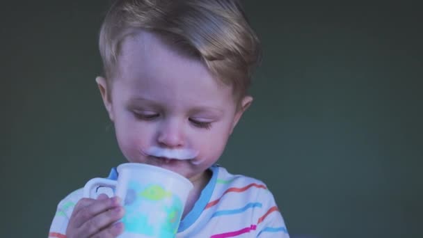 Niño Bebe Leche Yogur Kéfir Lame Los Labios Niño Feliz — Vídeos de Stock