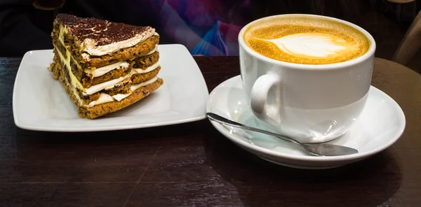 Cappuccino und Kuchen — Stockfoto