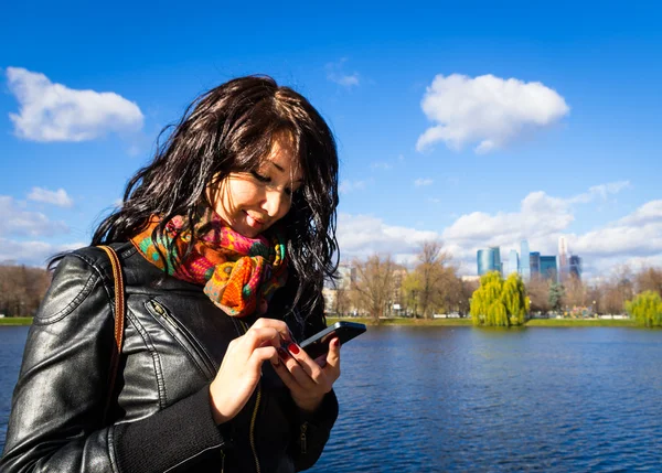 Asian girl with mobile phone — Stock Photo, Image
